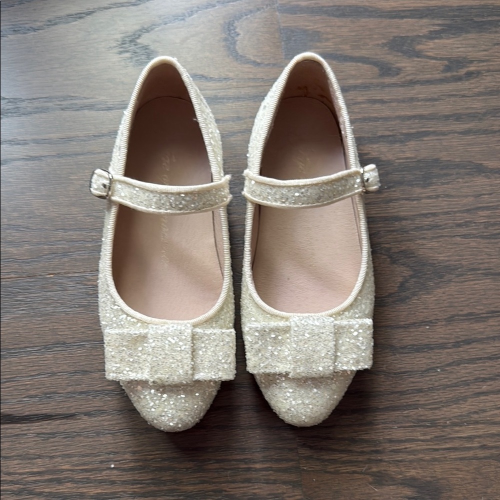 Cream Dress Shoes with Bow and Strap